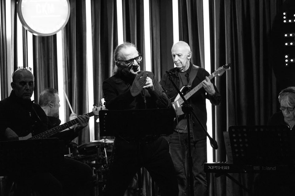Erol Çapa ve Fethi Engin canlı performans sırasında