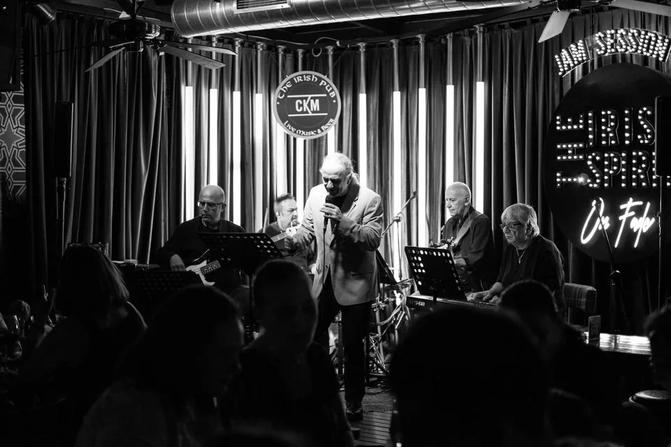 Grup Vintage CKM Irish Pub sahnesinde seyirci karşısında